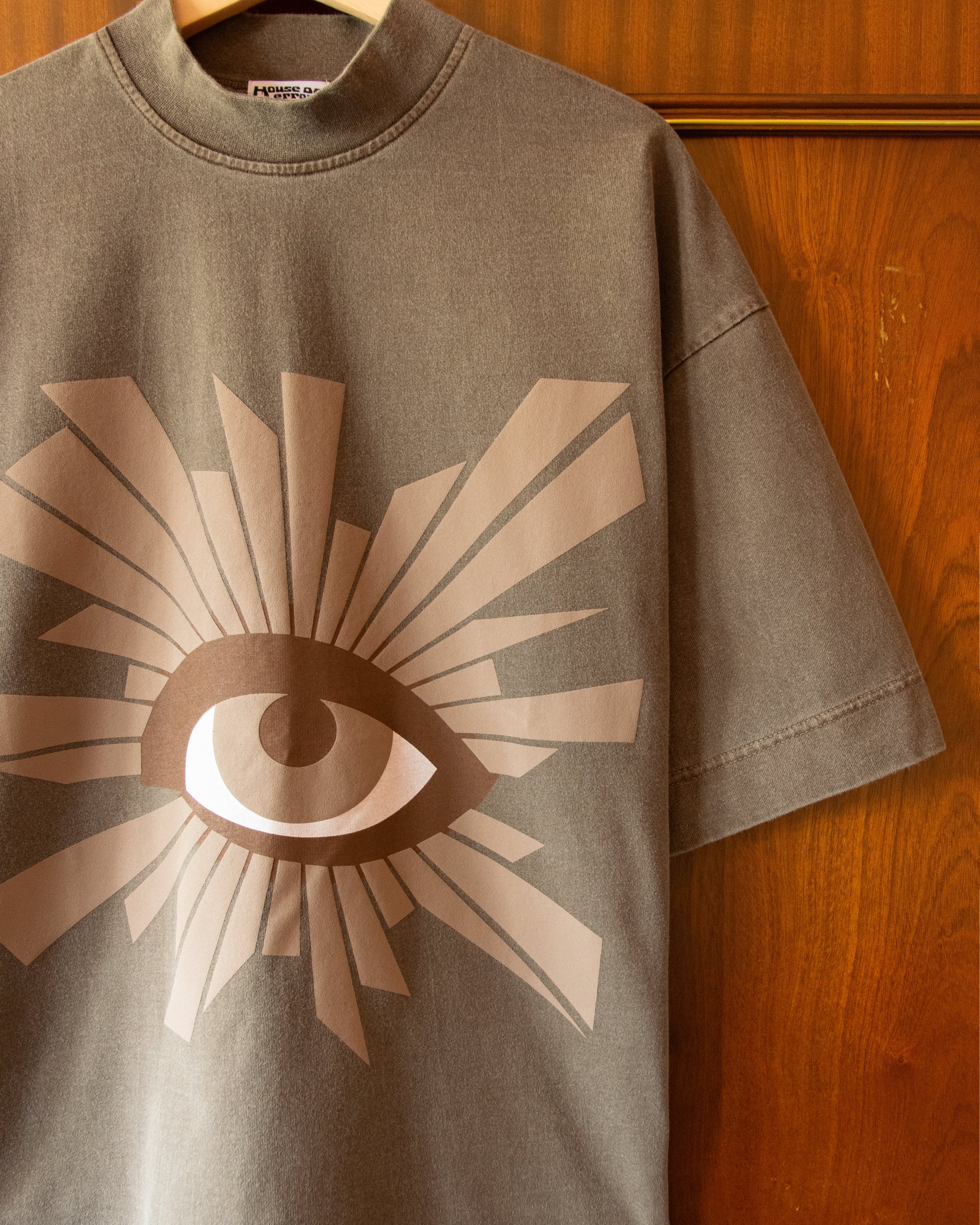 ALL-SEEING HEAVYWEIGHT TEE IN SILT