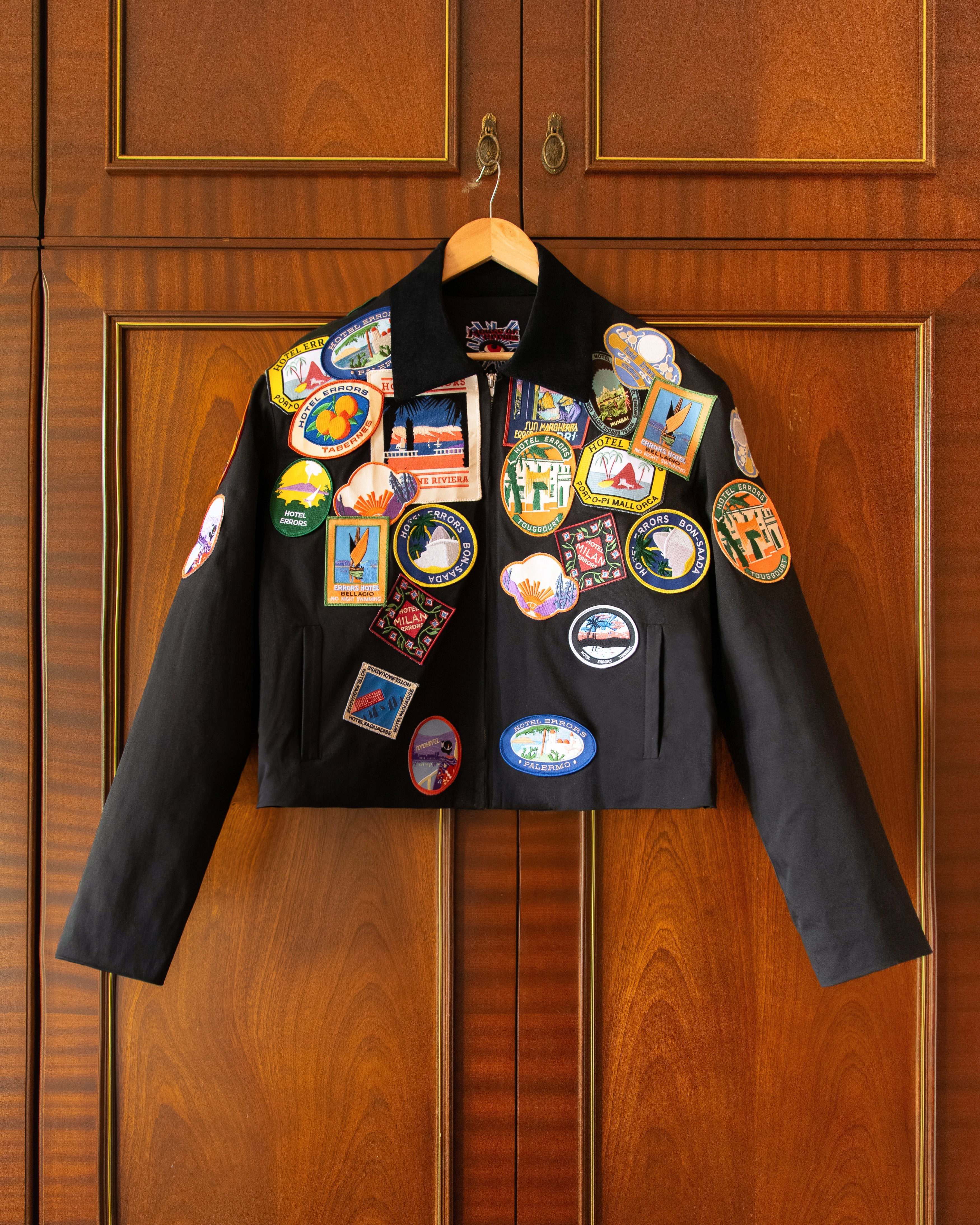 HOTEL ERRORS PATCH JACKET IN BLACK