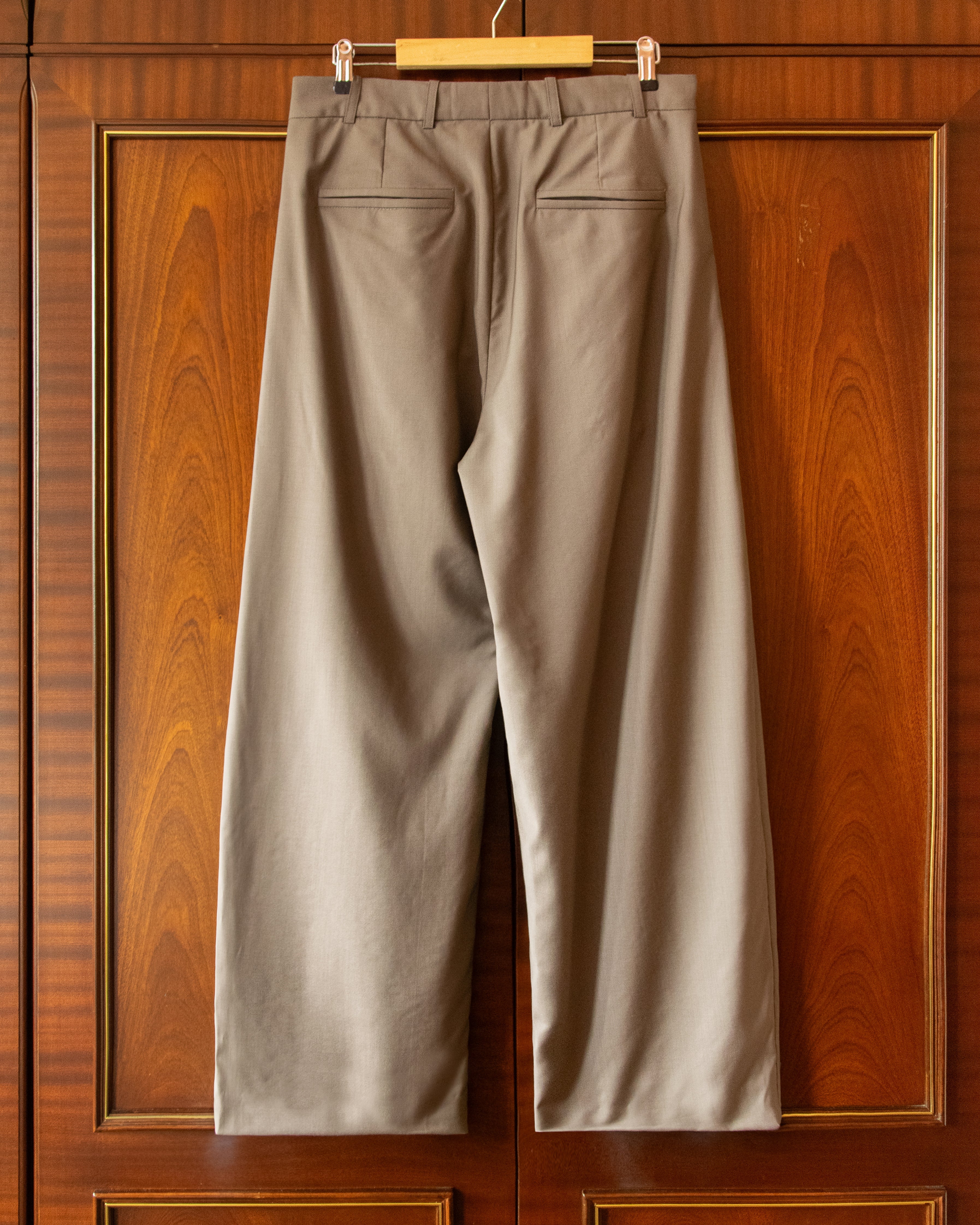 PLEATED WOOL KITE TROUSERS